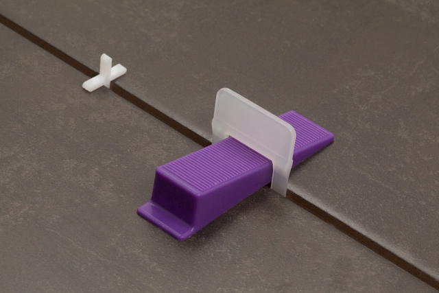 ESPACIADOR AUTONIVELANTE CUÑA CON LOGO VIOLETA -PAQx150PCS